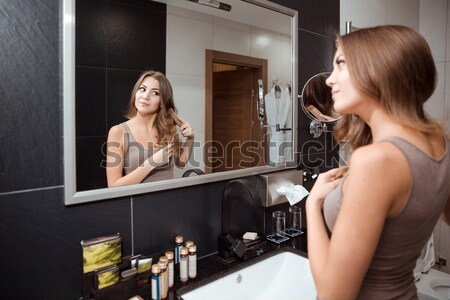 Femeie în picioare oglindă dressing portret Imagine de stoc © deandrobot