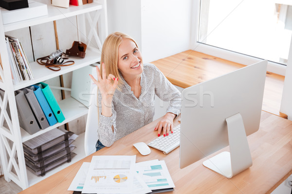 Foto stock: Mujer · de · negocios · bueno · signo · sesión · lugar · de · trabajo