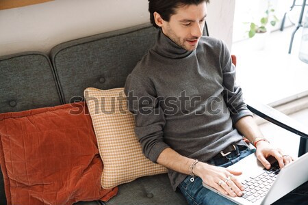 Stockfoto: Man · laptop · afbeelding · glimlachend · toevallig · werken