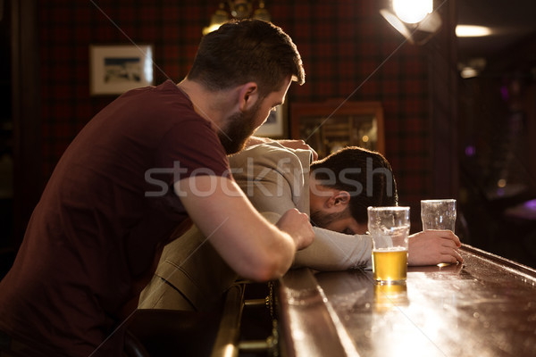 Jonge man helpen dronken vriend slapen counter Stockfoto © deandrobot