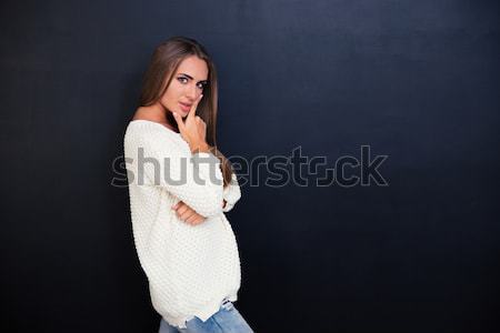 Boos vrouw permanente armen gevouwen portret Stockfoto © deandrobot