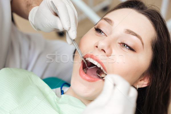 Primer plano bastante paciente la boca abierta mujer bonita clínica Foto stock © deandrobot