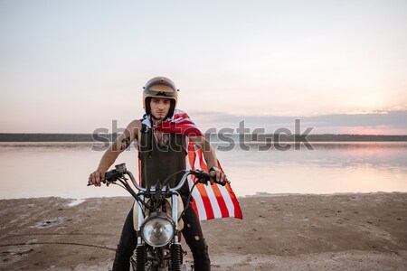 Hombre dorado casco bandera de Estados Unidos conducción motocicleta Foto stock © deandrobot