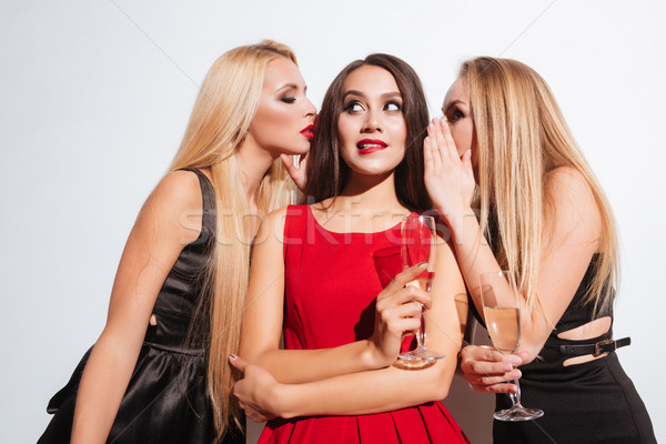 Trei femei potabilă şampanie secretele petrecere Imagine de stoc © deandrobot