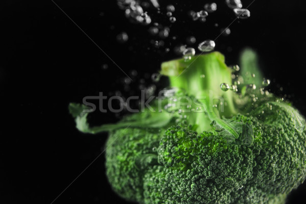 Friss zöld brokkoli víz izolált fekete Stock fotó © deandrobot