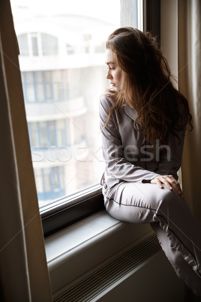 Stok fotoğraf: Dikey · görüntü · kadın · oturma · pencere · eşiği · bakıyor