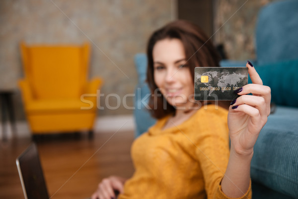 Heureux jeune femme portable carte de crédit séance [[stock_photo]] © deandrobot