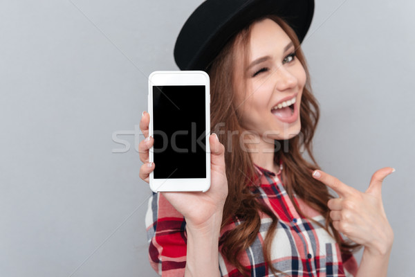Сток-фото: женщину · указывая · пальца · мобильного · телефона · экране
