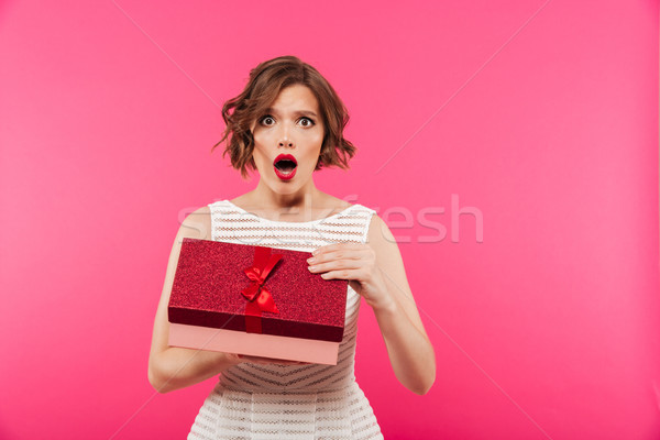 Stock foto: Porträt · überrascht · Mädchen · Kleid · Öffnen · Geschenkbox