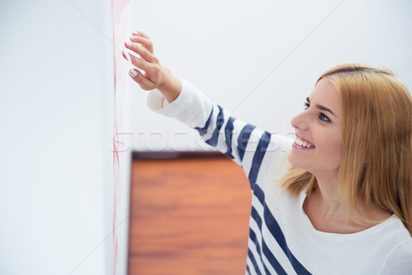 Femme lecture autocollants gris mur heureux [[stock_photo]] © deandrobot