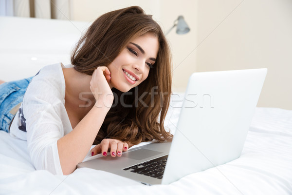 女性 ベッド ラップトップを使用して かなり 若い女性 ストックフォト © deandrobot