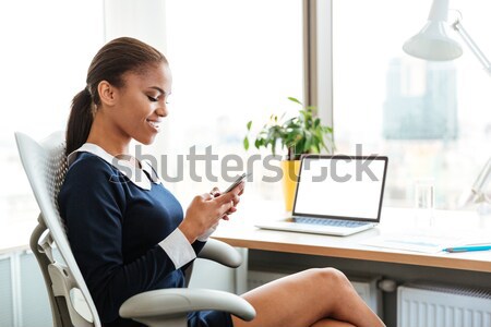 Vista posterior mujer de negocios África vestido sesión mesa Foto stock © deandrobot