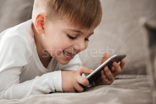 Stockfoto: Vrolijk · jongen · smartphone · spelen · spel