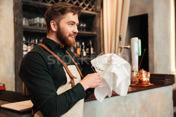 Stok fotoğraf: Mutlu · genç · sakallı · adam · barmen · ayakta