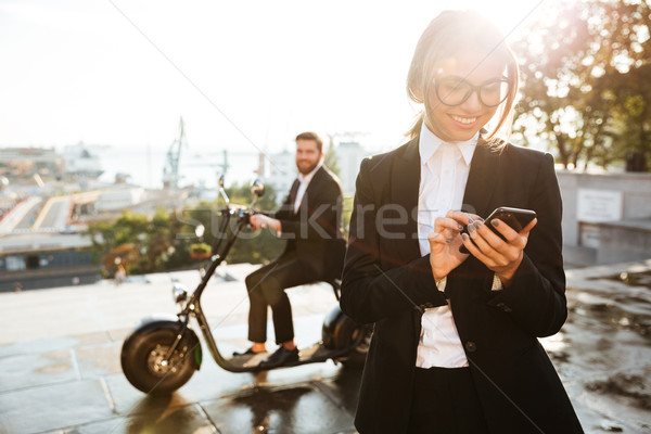 Feliz mujer de negocios posando aire libre escrito mensaje Foto stock © deandrobot