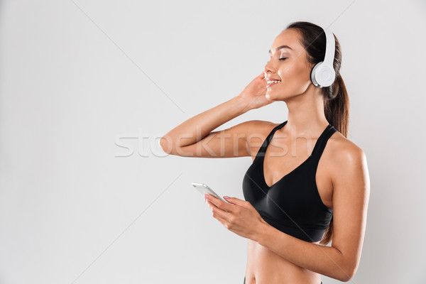 Retrato sonriendo Asia mujer escuchar música Foto stock © deandrobot