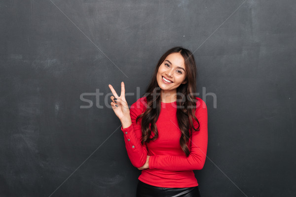 Tevreden brunette vrouw Rood blouse tonen Stockfoto © deandrobot
