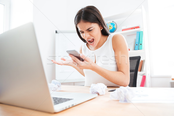 Foto stock: Zangado · empresária · gritando · telefone · escritório · laptop