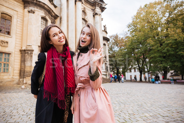 Foto stock: Bastante · meninas · rua · olhando · câmera · cidade