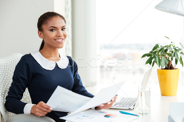 Foto stock: Sorridente · africano · mulher · de · negócios · documentos · vestir · sessão