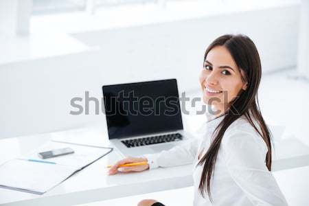 Vedere din spate femeie de afaceri laptop zâmbitor şedinţei tabel Imagine de stoc © deandrobot