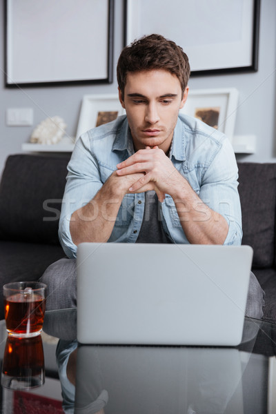 Stockfoto: Man · naar · laptop · scherm · vergadering · sofa