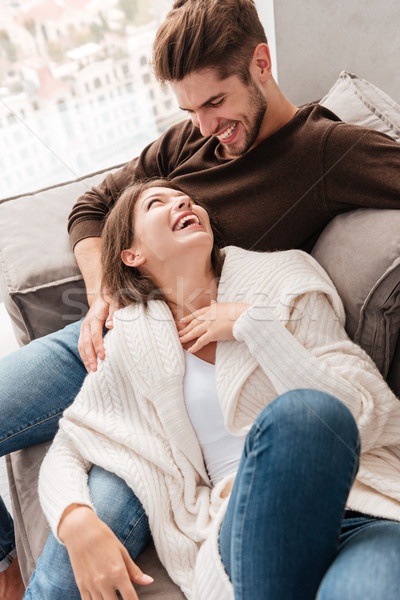 Foto stock: Alegre · alegre · sesión · riendo · sofá