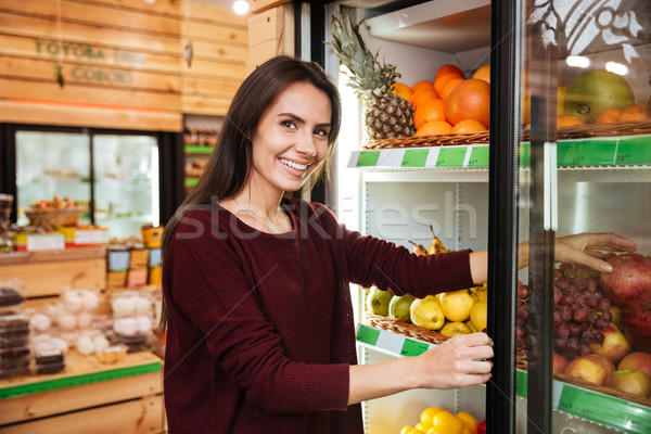 Glücklich Frau stehen Auswahl Früchte Lebensmittelgeschäft Stock foto © deandrobot