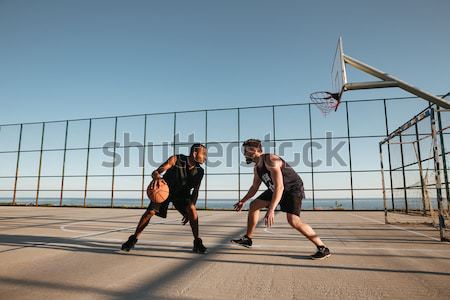 Portret doua joc baschet loc de joaca în aer liber Imagine de stoc © deandrobot