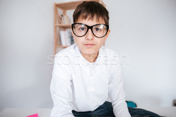 Foto stock: Grave · pequeño · nino · blanco · camisa · gafas