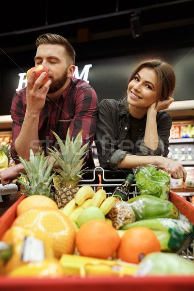 Amoroso Pareja supermercado frutas foto Foto stock © deandrobot