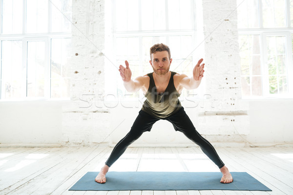 Geconcentreerde jonge man fitness gezondheid oefening Stockfoto © deandrobot