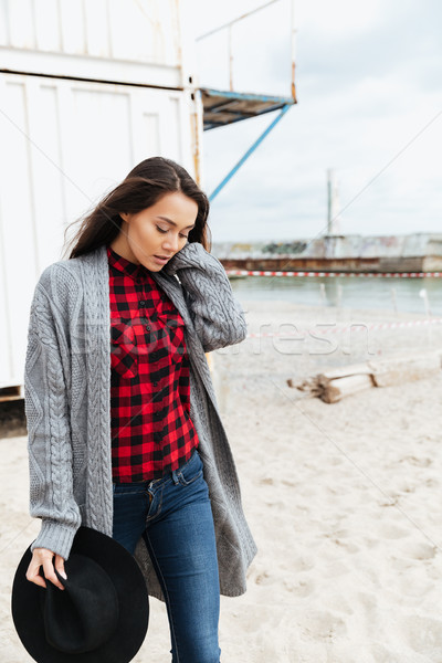 商業照片: 女子 · 步行 · 海 · 哀思 · 年輕女子 · 海灘