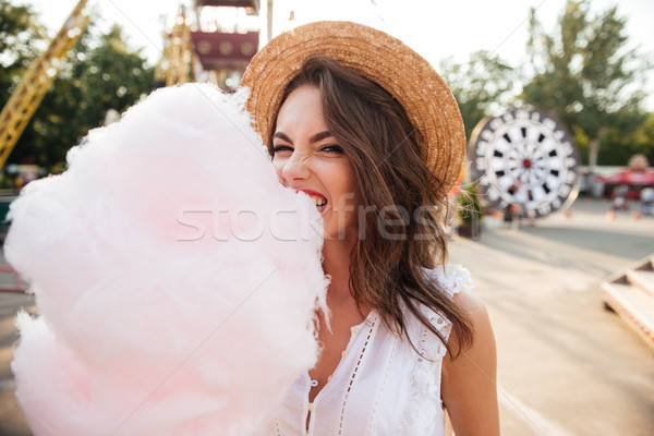 Foto d'archivio: Ragazza · mangiare · cotone · candy · parco · di · divertimenti