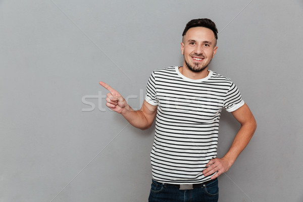 Foto stock: Retrato · casual · joven · senalando · dedo · lejos