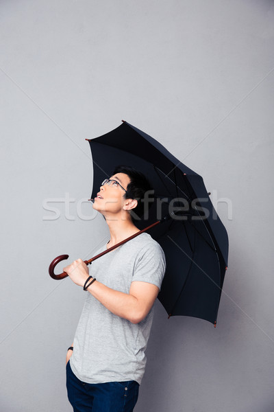 Asian man permanente paraplu grijs Stockfoto © deandrobot