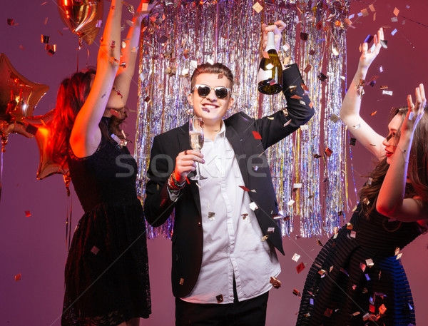 Feliz atraente amigos dança as mãos levantadas Foto stock © deandrobot