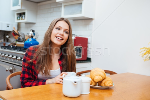 Stockfoto: Vrolijk · vrouw · drinken · koffie · croissants · keuken