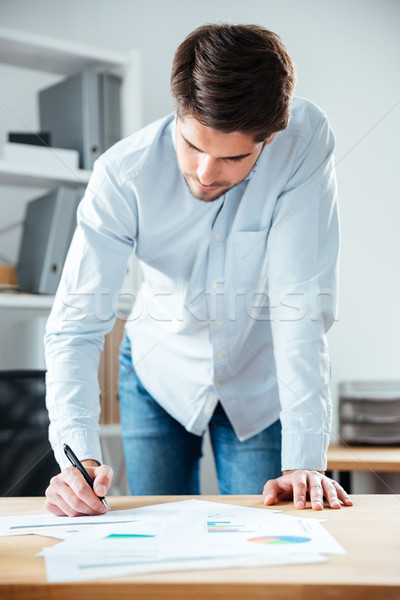 Sérieux jeunes affaires écrit table bureau [[stock_photo]] © deandrobot