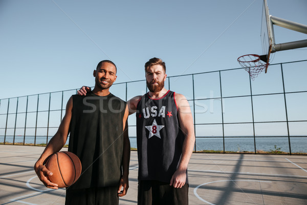 Basketbal spelers permanente samen speeltuin twee Stockfoto © deandrobot