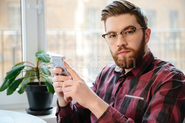 Barbu jeune homme étudiant lunettes téléphone portable [[stock_photo]] © deandrobot