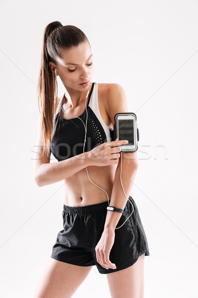 Porträt konzentrierter Fitness Frau Sportbekleidung Musik hören Kopfhörer Stock foto © deandrobot