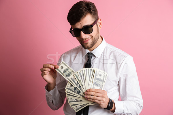 Porträt lächelnd Mann Sonnenbrillen weiß Shirt Stock foto © deandrobot