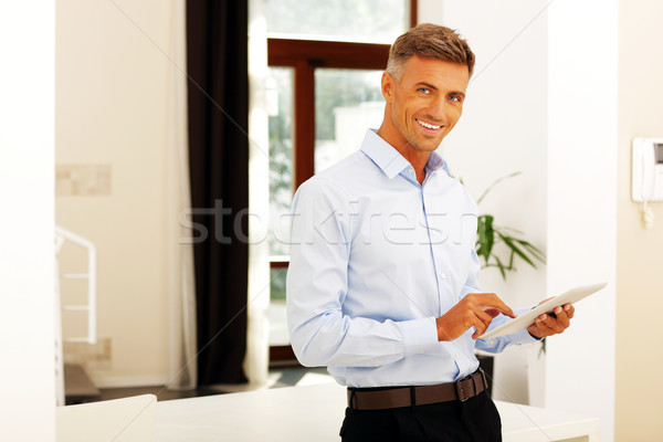 Stock foto: Glücklich · reifer · Mann · Tablet · Büro · home · Technologie