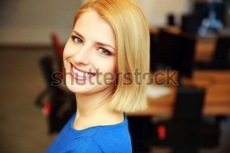 Foto stock: Primer · plano · retrato · sonriendo · mujer · hermosa · negocios · oficina