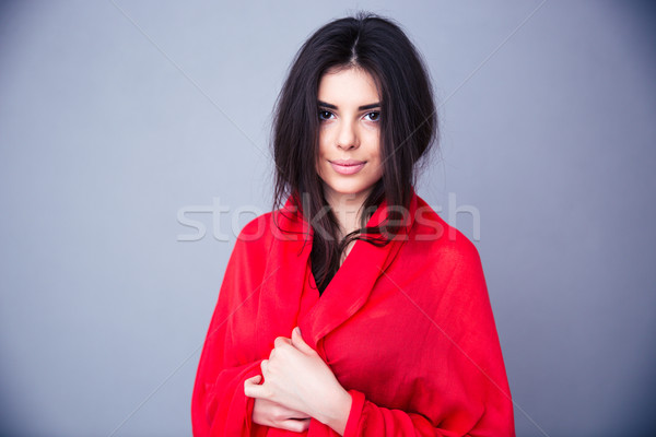 Foto stock: Retrato · feliz · mulher · vermelho · pano · cinza