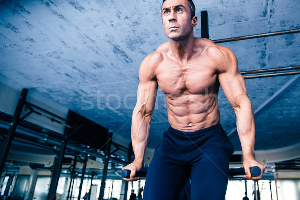 Bonito muscular homem exercício barras crossfit Foto stock © deandrobot