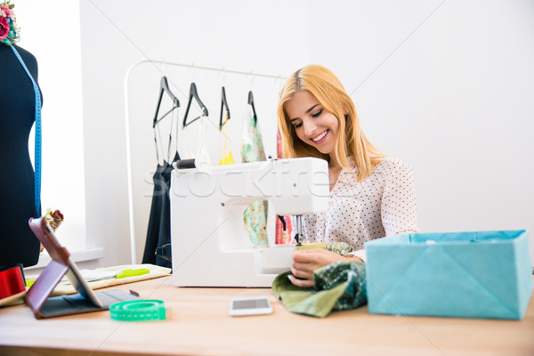 Foto stock: Femenino · sastre · la · máquina · de · coser · feliz · lavandería · negocios
