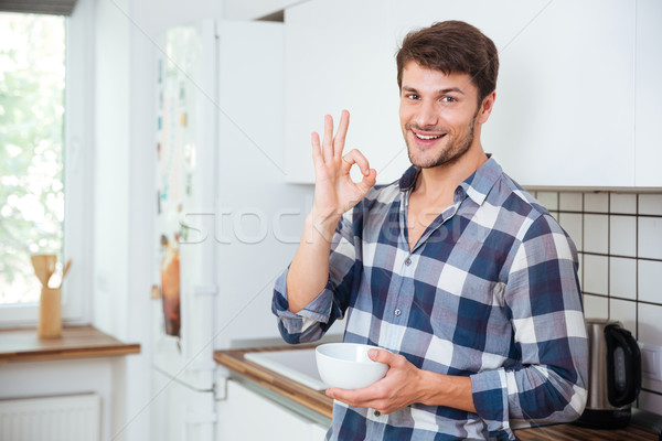 Boldog fiatalember mutat ok felirat konyha Stock fotó © deandrobot