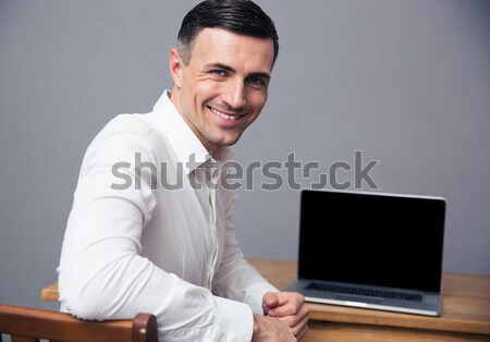 Alegre atractivo jóvenes mujer de negocios gafas Foto stock © deandrobot